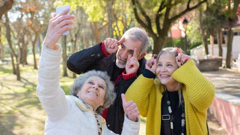 ¿A qué edad se considera una persona mayor o anciana en España?