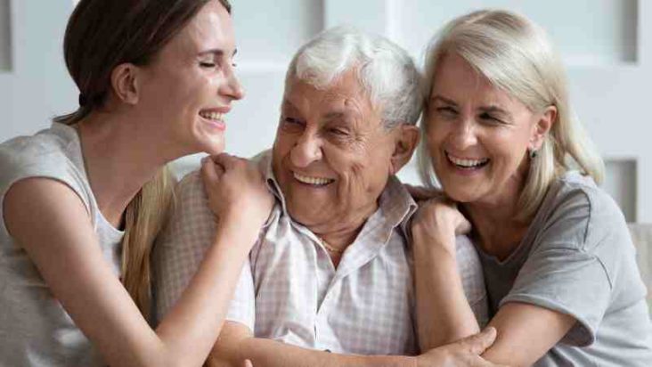familia en el cuidado de adultos mayores